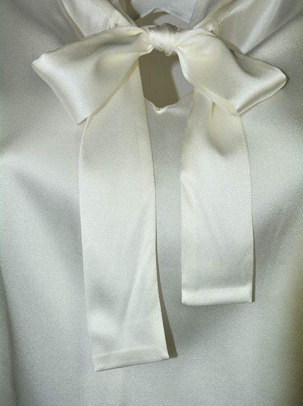 Блуза D. Exterior белая шелковая с воротником на завязке