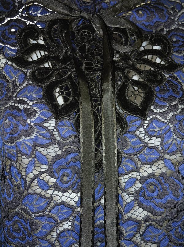 Кофта Maria Grazia Severi  черно-синяя из хлопкового кружева воротник дополнен завязками на ленте на груди велюровая вышивка