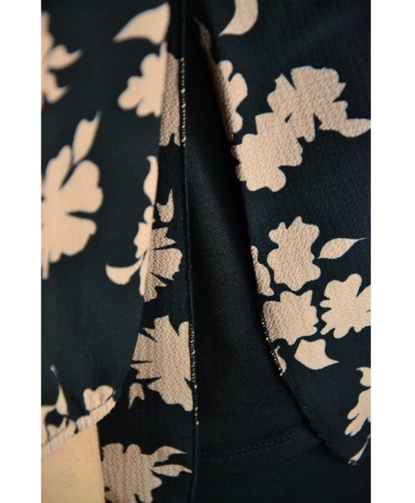 Кофта Suerte черная шелковая по бокам разрезы с цветочным  принтом