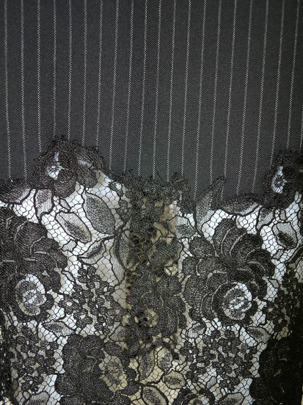 Платье VDP черное бархатное с бантиком-брошью по линии низа гипюровая вставка