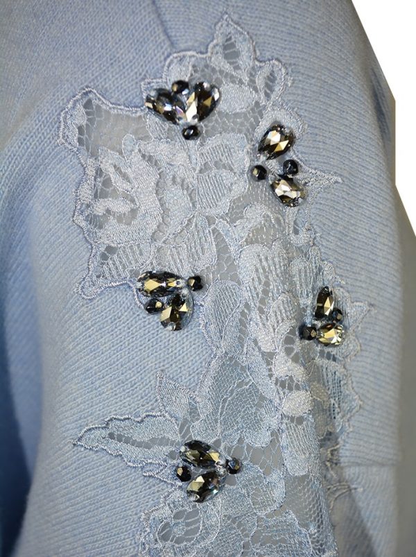 Кофта Petite Couture голубая комбинированная гипюром с камнями