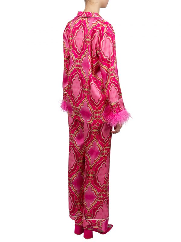 Костюм Vicolo розового цвета в пижамном стиле с перьями