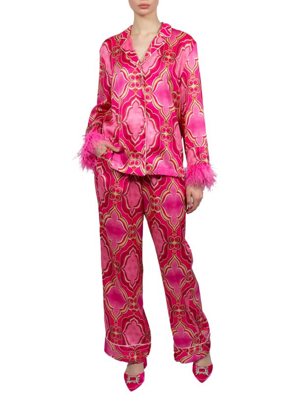 Костюм Vicolo розового цвета в пижамном стиле с перьями